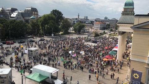 Eine Menschenmenge auf dem Karolinenplatz in Darmstadt