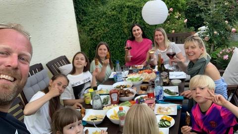 Familie Köpf aus Hofheim und Uliana Tiurina und ihre Kinder aus der Ukraine