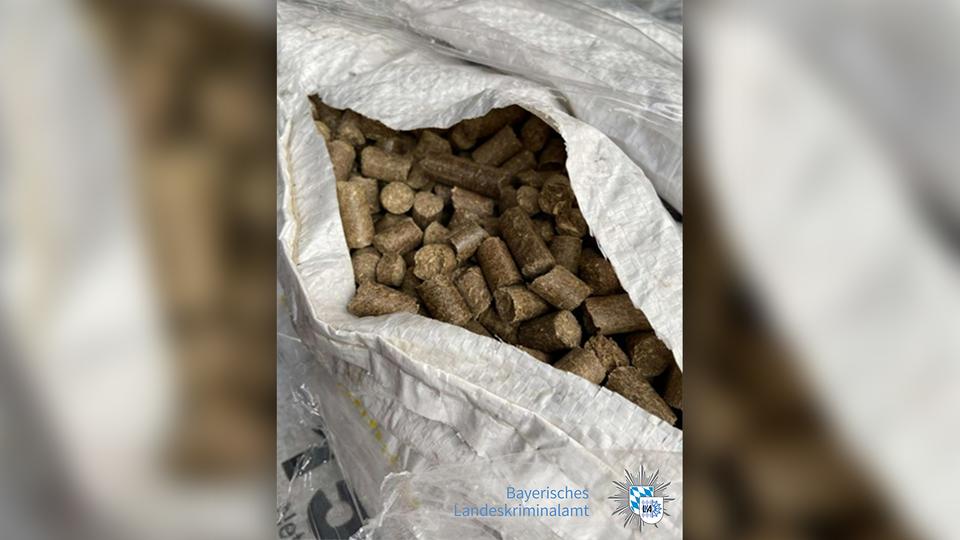 Polizei entdeckt mehrere Tonnen in Kokain getränkte Heiz-Pellets ...