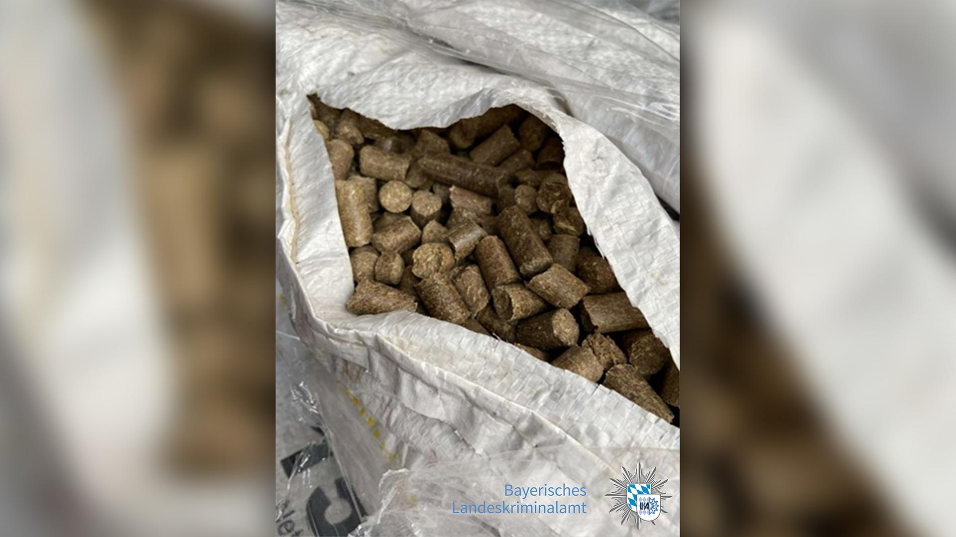 Polizei entdeckt mehrere Tonnen in Kokain getränkte Heiz-Pellets ...