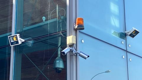 Kameras an der Glasfassade des iranischen Konsulats in Frankfurt.