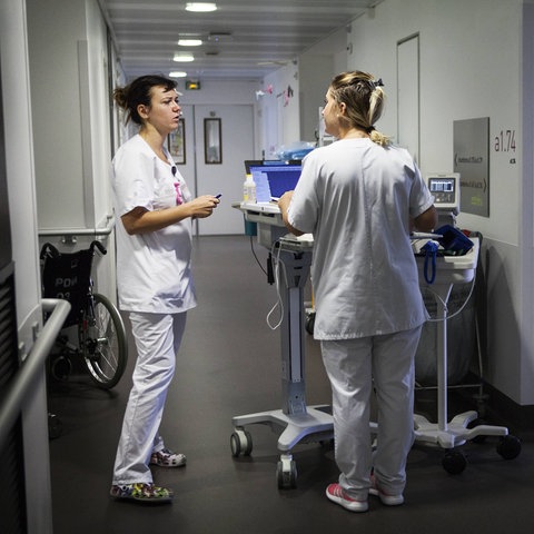 Zwei Krankenhaus-Schwestern mit einem Computer mit Patientendaten
