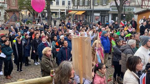 Rund 300 Menschen nahmen an der Soli-Kundgebung in Bensheim teil.
