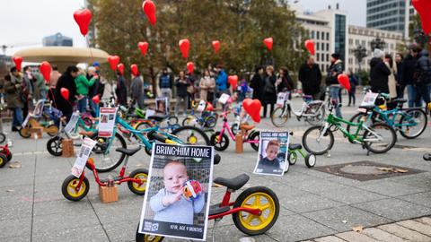 Plakate auf dem Opernplatz zeigen Bilder von Kindern, die durch die Hamas entführt wurden. 