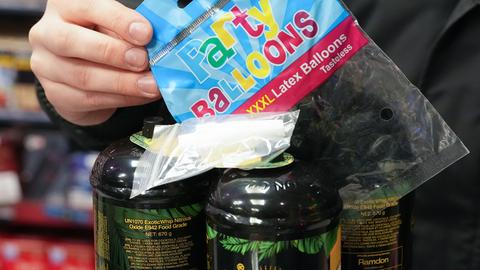 Lachgas wird häufig über Luftballons konsumiert.