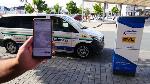 Kleinbus mit Handy davor gehalten und Aufschrift Lahnstar