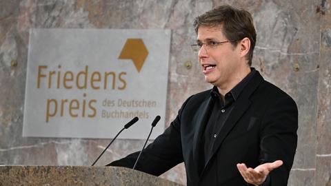 Der Autor Daniel Kehlmann hält bei der Verleihung des Friedenspreis des Deutschen Buchhandels in der Paulskirche seine Laudatio auf Salman Rushdie. 