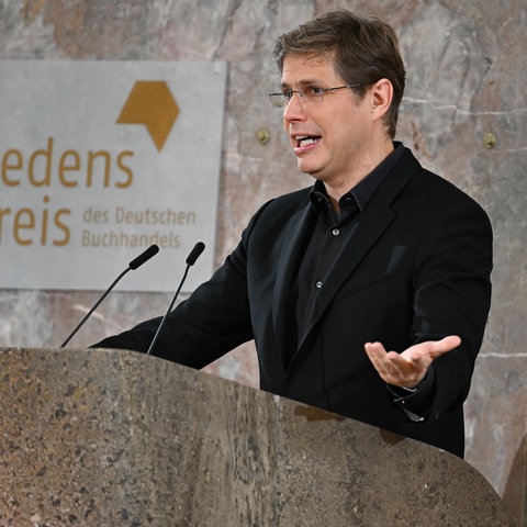 Der Autor Daniel Kehlmann hält bei der Verleihung des Friedenspreis des Deutschen Buchhandels in der Paulskirche seine Laudatio auf Salman Rushdie. 