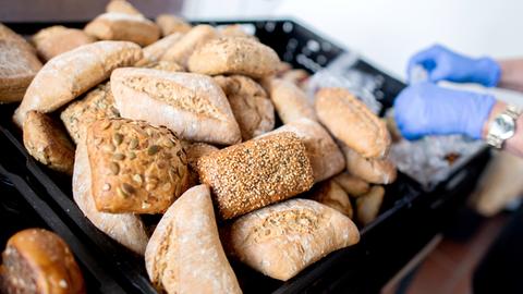 Brötchen in schwarzen Kisten, die für eine Lebensmittelausgabe gespendet wurden