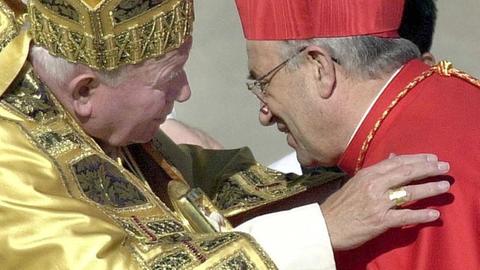 2001 ernennt Papst Johannes Paul II. den Mainzer Bischof zum Kardinal.