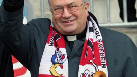 Der Mainzer Kardinal Karl Lehmann mit seinem Fanschal von Mainz 05. (2004)