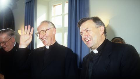 Der Mainzer Bischof Karl Lehmann wird 1987 zum Vorsitzenden der Deutschen Bischofskonferenz ernannt (hier mit Erzbischof Friedrich Wetter in Fulda).
