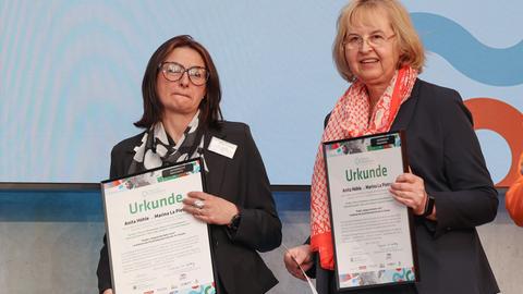 Lehrerin Anita Höhle (rechts) von der Heinrich-Böll-Schule Hattersheim mit ihrer italienischen Kollegin Marina La Pietra bei der Preisverleihung. 