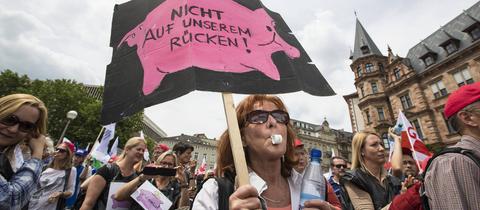 Lehrerinnen und Lehrer aus Hessen streikten im Juni 2015 für einen Tag.