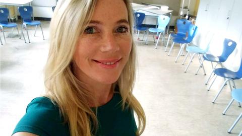 Selfie von Constance Arnold im Unterrichtsraum stehend.