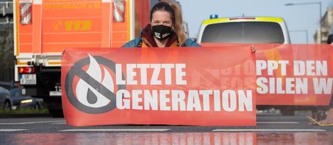 Aktivistin der "Letzten Generation" beim Protest in Frankfurt