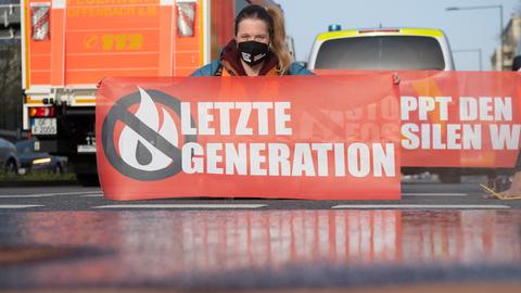 Aktivistin der "Letzten Generation" beim Protest in Frankfurt