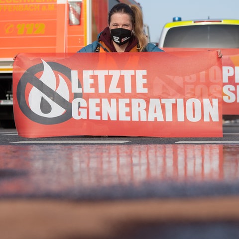 Aktivistin der "Letzten Generation" beim Protest in Frankfurt