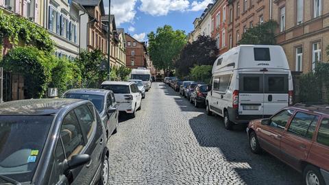 Wie hier in der Wenckstraße sind die kleinen Straßen und Gassen in den Darmstädter Gründerquartieren fast ausnahmslos an beiden Seiten zugeparkt. Selbst Teile der schmalen Bürgersteige werden von parkenden Autos in Anspruch genommen.