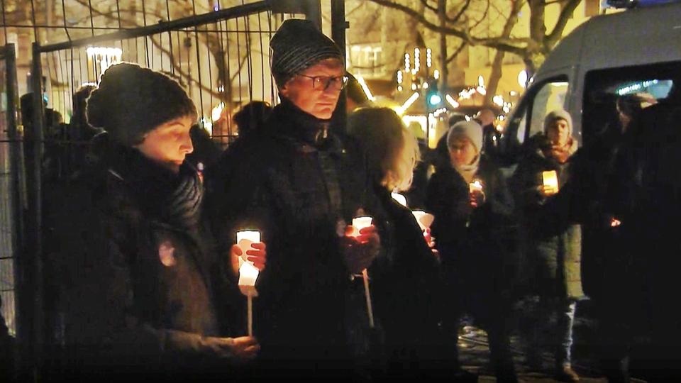 Tausende bei Lichterkette gegen Antisemitismus am Main