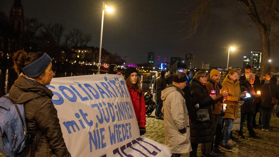 Tausende bei Lichterkette am Main gegen Antisemitismus