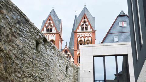 Sicht auf den Limburger Dom durch benachbarte Gebäude hindurch, die den Dom "einrahmen".
