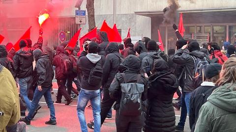 Protest mit Pyrotechnik: Teilnehmende beim "kämpferischen 1. Mai" in Frankfurt