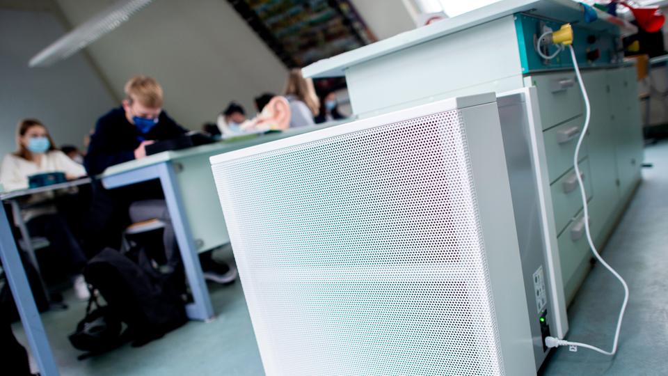Dispute over systems: where are the air filters in schools?