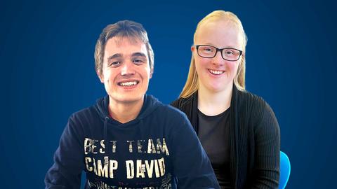 Julia Rolle und Lukas Szardin, zwei Menschen mit Behinderung, vor blauem Hintergrund