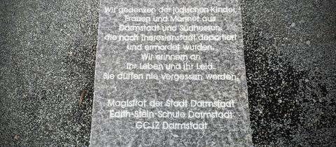 Gedenktafel für die nach Theresienstadt deportierten Jüdinnen und Juden aus Darmstadt