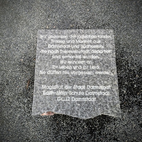 Gedenktafel für die nach Theresienstadt deportierten Jüdinnen und Juden aus Darmstadt