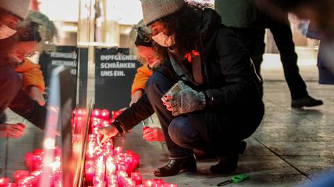 Brennende Kerzen auf dem Bürgersteig der Fuldaer Innenstadt