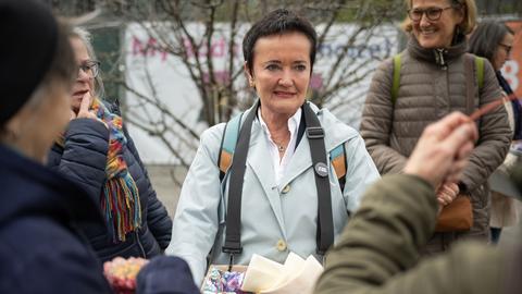 Die Frankfurter Frauendezernentin Rosemarie Heilig (Grüne) bei einer Protestaktion gegen die Anti-Abtreibungsmahnwache in Frankfurt.