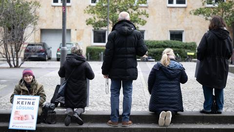 Mahnwache vor der Beratungsstelle von Pro Familia in Frankfurt.