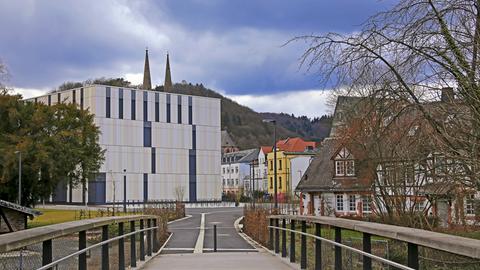 Die neue Universitätsbibliothek vor der Elisabethkirche. 