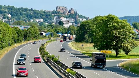 Autobahn und Blick aufs Schloss