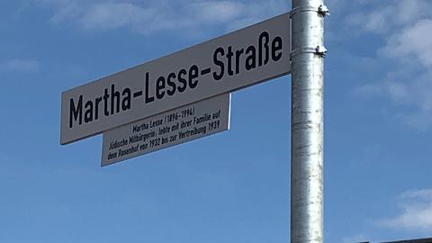 Das Straßenschild "Martha-Lesse-Straße" vor blauem Himmel