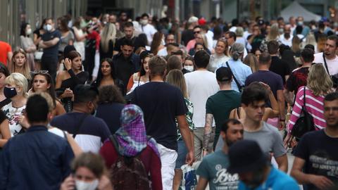 Viele Menschen laufen über die Frankfurter Zeil