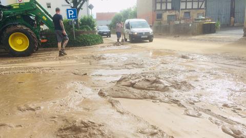 Überschwemmung in Merzhausen - Schlamm-Massen auf den Straßen