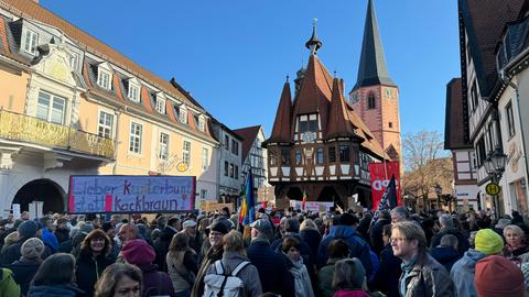 Menschen stehen vor dem historischen Rathaus in Michelstadt (Odenwald)