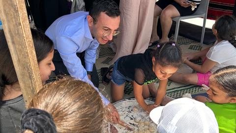 Mike Josef mit Kindern in einem Projekt für jüdisch-arabische Zusammenarbeit in Tel Aviv. 