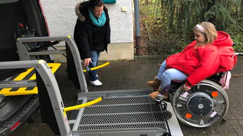 Ida und Nicole Runzheimer am umgebauten Auto