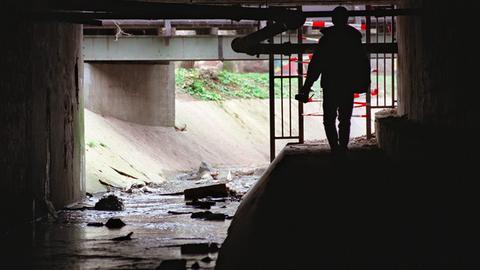 Unterführung des Liederbachs unter einer Straße in Frankfurt-Höchst, wo Tristan Brübach ermordet wurde