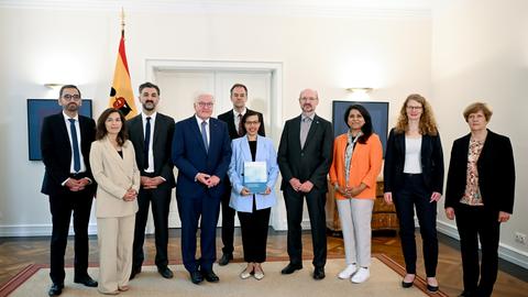 Karim Fereidooni (l-r), Juniorprofessor für Didaktik der sozialwissenschaftlichen Bildung an der Ruhr-Universität Bochum, Yasemin El-Menouar, Senior Expertin bei der Bertelsmann Stiftung und Projektleiterin des Religionsmonitors, Özcan Karadeniz, Geschäftsführer des Verbandes binationaler Familien und Partnerschaften e. V. in Leipzig, Bundespräsident Steinmeier, Kai Mohammed Fuad Hafez, Professor für Kommunikationswissenschaften mit dem Schwerpunkt auf der Analyse von Mediensystemen und Kommunikationskulturen an der Universität Erfurt, Karima Benbrahim, Leiterin des Informations- und Dokumentationszentrums für Antirassismusarbeit e. V. in Nordrhein-Westfalen, Mathias Rohe, Professor und Lehrstuhlinhaber für Bürgerliches Recht, Internationales Privatrecht und Rechtsvergleichung an der Friedrich-Alexander-Universität in Erlagen, Saba-Nur Cheema, Publizistin, Antirassismus-Trainerin und wissenschaftliche Mitarbeiterin am Institut für Allgemeine Erziehungswissenschaften der Goethe-Universität Frankfurt am Main, Anja Middelbeck-Varwick, Dekanin des Fachbereichs Katholische Theologie und Professorin für Religionstheologie und Religionswissenschaften an der Goethe-Universität in Frankfurt am Main und Christine Schirrmacher, Professorin für Islamwissenschaften am Institut für Orient- und Asienwissenschaften der Universität Bonn und Professorin für „Islamic Studies“ an der Evangelischen Theologischen Faculteit in Leuven/Belgien