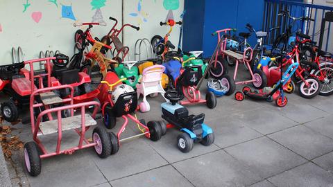 An einer Hauswand stehen viele Spielzeuge für die Kinder der inhaftierten Mütter