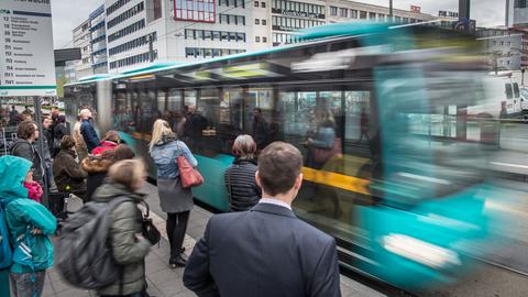 Ab 2018 dürfen Landesbeschäftigte kostenlos mit Bus und Bahn fahren.