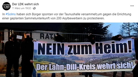 Screenshot von Facebook, Foto von Männern mit geschwärzten Gesichtern, die ein Plakat hochhalten, auf dem "Nein zum Heim" steht