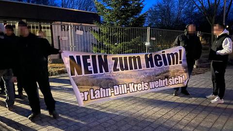 Dunkel gekleidete Männer mit großem Banner auf dem steht: Nein zum Heim, Der Lahn-Dill-Kreis wehrt sich