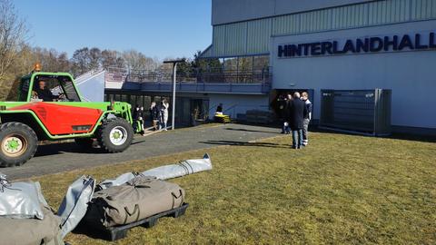 THW und Feuerwehr liefern Materialen zur Hinterlandhalle