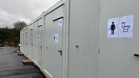 Die Toiletten der Notunterkunft sind in einem eigenen Container, Ansicht von außen
